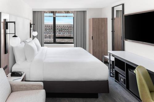 Habitación Executive King con vista a la ciudad del hotel Fairfield Inn and Suites New York Manhattan/Times Square South. Foto 2