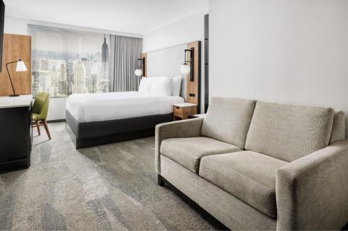Habitación Executive King con vista a la ciudad del hotel Fairfield Inn and Suites New York Manhattan/Times Square South. Foto 5