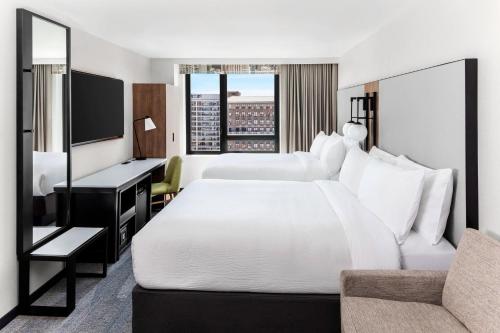 Habitación Executive Queen con dos camas Queen del hotel Fairfield Inn and Suites New York Manhattan/Times Square South. Foto 1