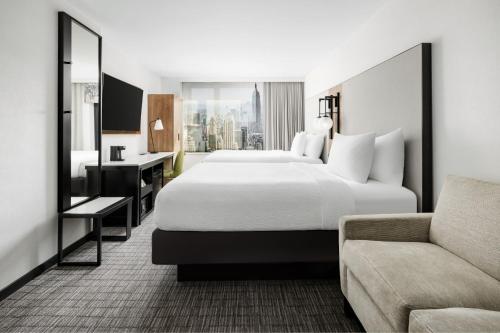 Habitación Executive Queen con dos camas Queen del hotel Fairfield Inn and Suites New York Manhattan/Times Square South. Foto 3