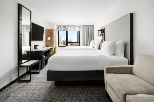 Habitación Executive Queen con dos camas Queen del hotel Fairfield Inn and Suites New York Manhattan/Times Square South. Foto 6