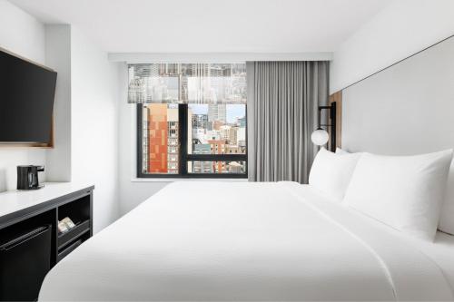 Habitación con cama extragrande del hotel Fairfield Inn and Suites New York Manhattan/Times Square South