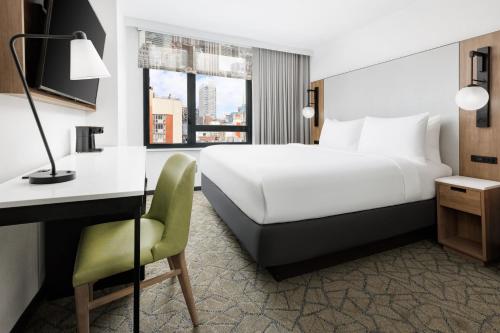 Habitación con cama extragrande del hotel Fairfield Inn and Suites New York Manhattan/Times Square South. Foto 1