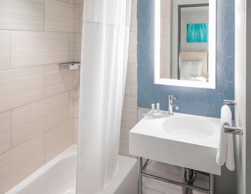 Habitación, 1 cama de matrimonio grande del hotel SpringHill Suites by Marriott New York Manhattan/Times Square South. Foto 5