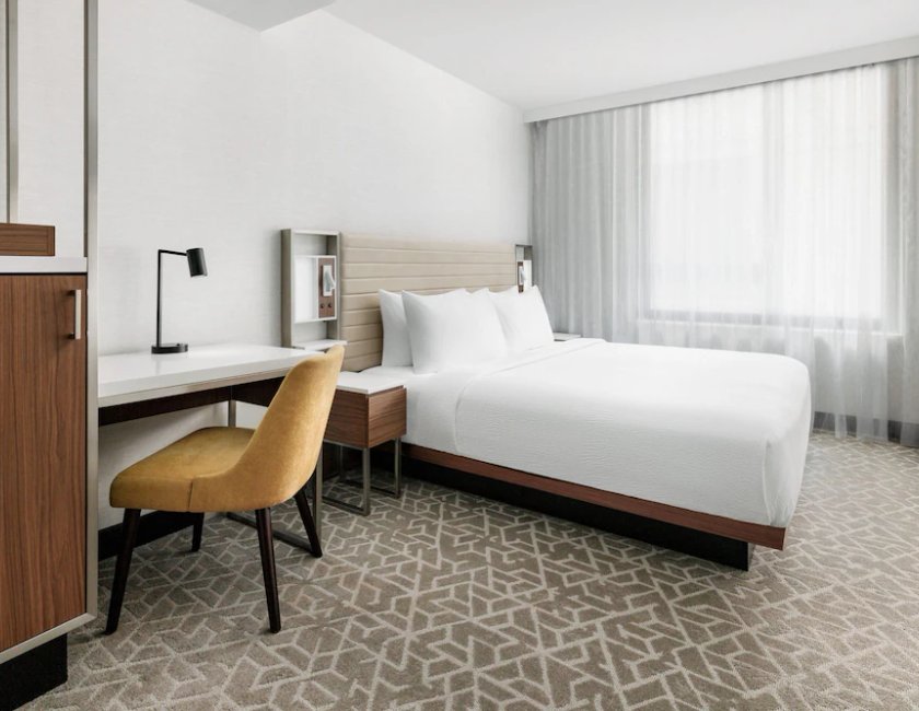 Suite, 1 cama de matrimonio grande, terraza del hotel SpringHill Suites by Marriott New York Manhattan/Times Square South. Foto 2