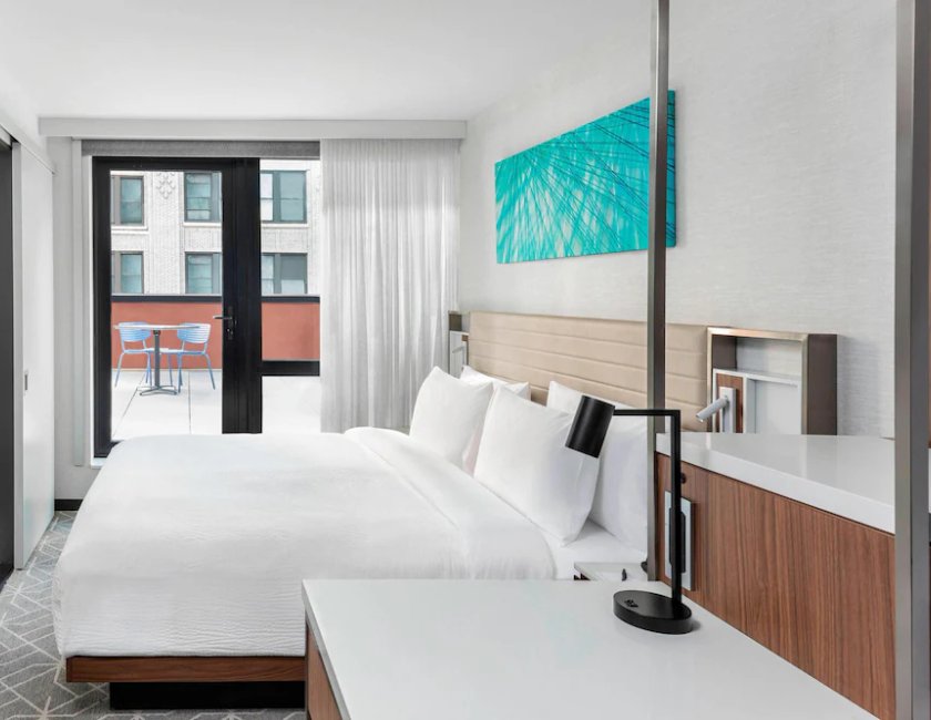 Suite, 1 cama de matrimonio grande, notificación por teléfono o timbre, terraza (Roll - in Shower) del hotel SpringHill Suites by Marriott New York Manhattan/Times Square South