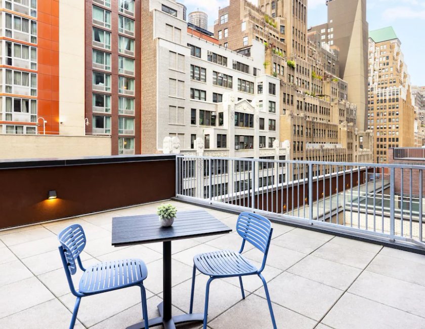 Suite, 2 camas de matrimonio, terraza del hotel SpringHill Suites by Marriott New York Manhattan/Times Square South. Foto 1
