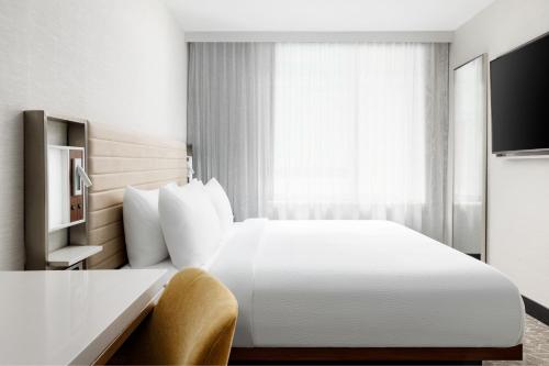 Habitación con cama extragrande. del hotel SpringHill Suites by Marriott New York Manhattan/Times Square South