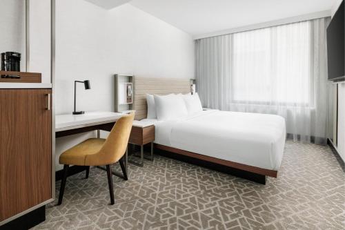 Habitación con cama extragrande. del hotel SpringHill Suites by Marriott New York Manhattan/Times Square South. Foto 1