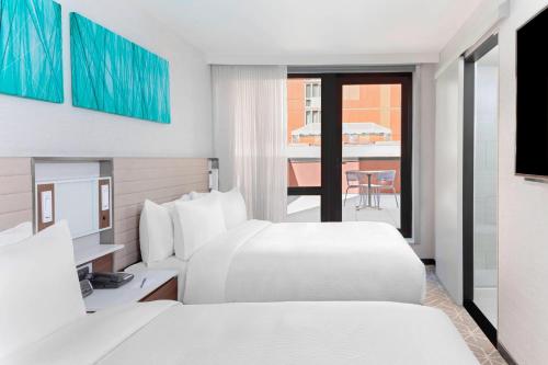 Habitación con 2 camas grandes y terraza del hotel SpringHill Suites by Marriott New York Manhattan/Times Square South