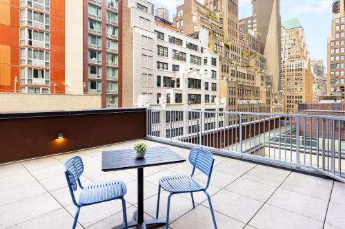 Habitación con 2 camas grandes y terraza del hotel SpringHill Suites by Marriott New York Manhattan/Times Square South. Foto 1