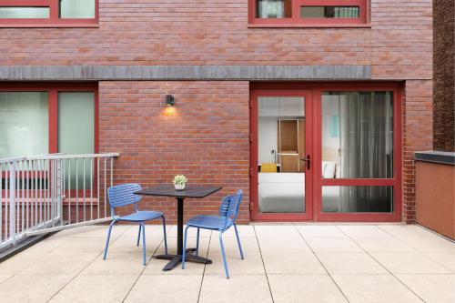 Habitación con 2 camas grandes y terraza del hotel SpringHill Suites by Marriott New York Manhattan/Times Square South. Foto 2