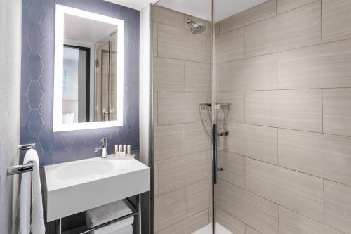 Habitación - No fumadores - Cama grande del hotel SpringHill Suites by Marriott New York Manhattan/Times Square South. Foto 2