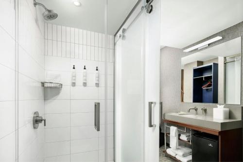 Habitación - No fumadores - Cama grande del hotel SpringHill Suites by Marriott New York Manhattan/Times Square South. Foto 3