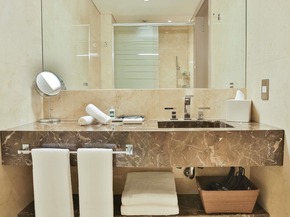 Habitación Deluxe con una cama king size y balcón del hotel Palladio Buenos Aires MGallery. Foto 7