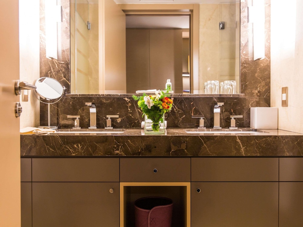 Suite Deluxe con 2 camas dobles, balcón y vistas al parque del hotel Palladio Buenos Aires MGallery. Foto 5