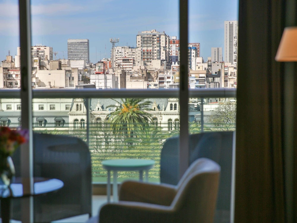 Suite Palladio Executive con una cama king size y balcón con vistas a la ciudad y el parque del hotel Palladio Buenos Aires MGallery. Foto 3