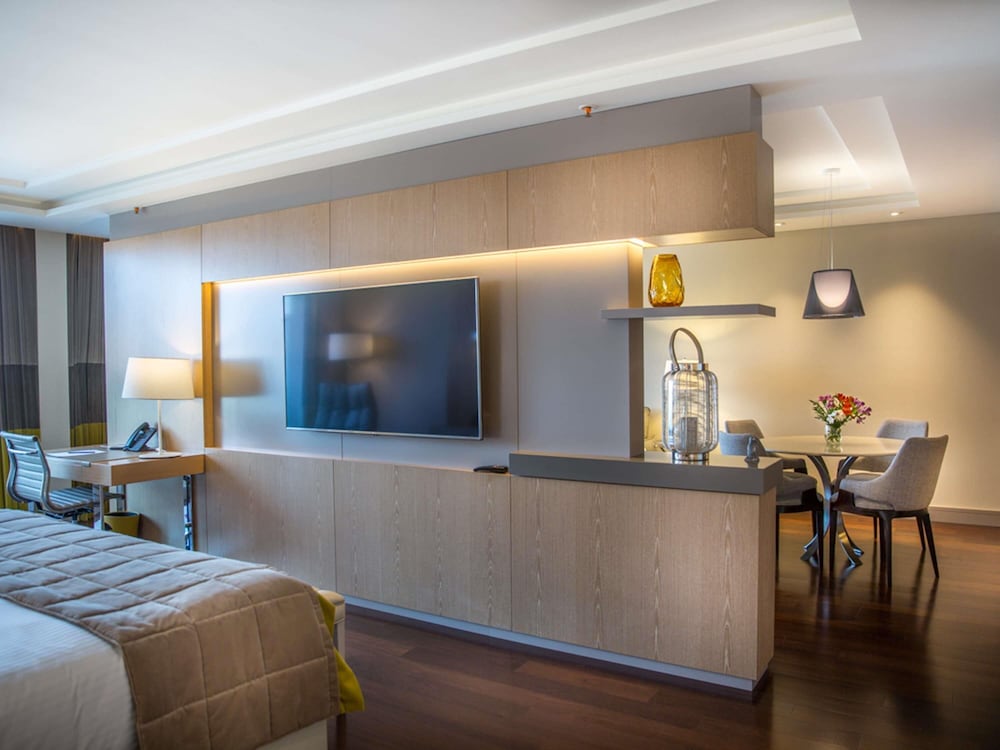 Suite Palladio Executive con una cama king size y balcón con vistas a la ciudad y el parque del hotel Palladio Buenos Aires MGallery. Foto 7