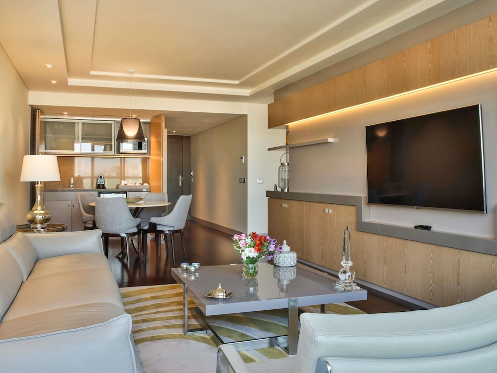 Suite Palladio Executive con una cama king size y balcón con vistas a la ciudad y el parque del hotel Palladio Buenos Aires MGallery. Foto 8