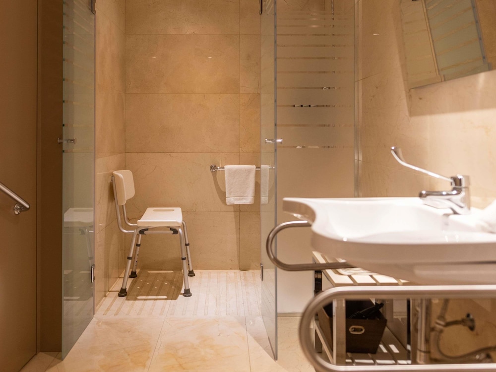 Suite Deluxe accesible con 1 cama king size y vistas al parque del hotel Palladio Buenos Aires MGallery. Foto 4