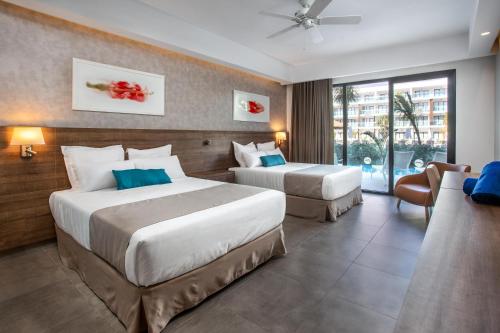 Alojamiento de lujo con acceso directo a la piscina del hotel Serenade Punta Cana Beach & Spa Resort