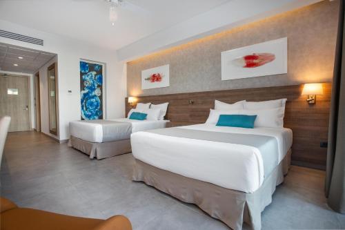 Alojamiento de lujo con acceso directo a la piscina del hotel Serenade Punta Cana Beach & Spa Resort. Foto 2