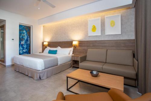 Alojamiento de lujo con acceso directo a la piscina del hotel Serenade Punta Cana Beach & Spa Resort. Foto 5