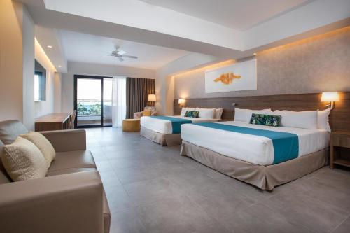 Jacuzzi al aire libre con vistas al mar del hotel Serenade Punta Cana Beach & Spa Resort