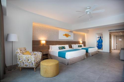 Jacuzzi al aire libre con vistas al mar del hotel Serenade Punta Cana Beach & Spa Resort. Foto 2