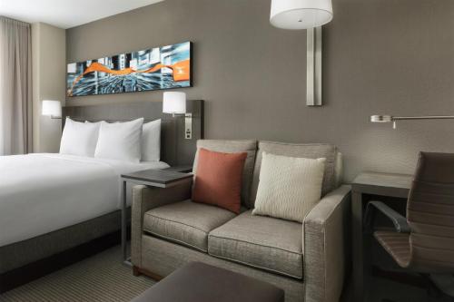 Habitación King con sofá cama - Planta alta del hotel Hyatt Place New York City/Time Square. Foto 3