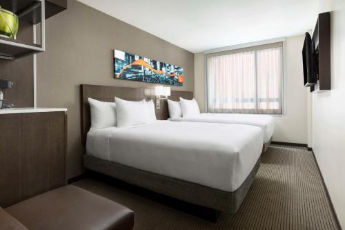 Habitación Doble con 2 camas dobles y 1 sofá cama del hotel Hyatt Place New York City/Time Square. Foto 1