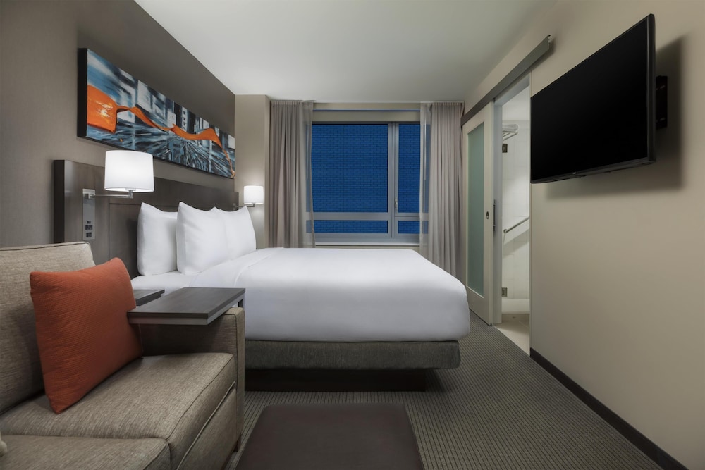 Vista a la ciudad | Cama king (más sofá cama) del hotel Hyatt Place New York City/Time Square. Foto 5