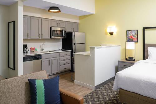 Estudio con cama extragrande del hotel Residence Inn By Marriott New Rochelle. Foto 5