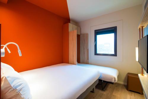 Habitación Triple del hotel Ibis Budget Rotterdam The Hague Airport. Foto 7