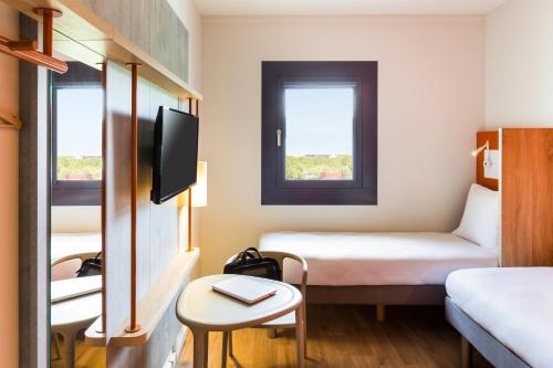 Habitación Doble - 2 camas del hotel Ibis Budget Rotterdam The Hague Airport. Foto 6