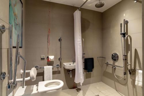 Habitación con cama extragrande - Adaptada para personas de movilidad reducida del hotel Hilton Garden Inn London Heathrow Terminal 2 and 3