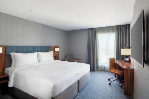 Habitación con cama extragrande. del hotel Hilton Garden Inn London Heathrow Terminal 2 and 3