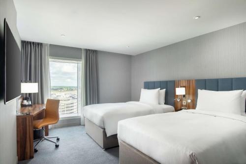 Habitación Doble con vistas - 2 camas - Planta alta del hotel Hilton Garden Inn London Heathrow Terminal 2 and 3