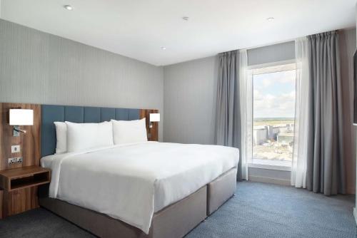Suite Junior del hotel Hilton Garden Inn London Heathrow Terminal 2 and 3. Foto 1