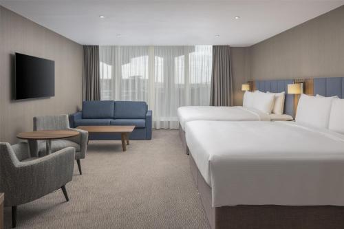 Habitación Familiar con 2 camas extragrandes del hotel Hilton Garden Inn London Heathrow Terminal 2 and 3. Foto 4
