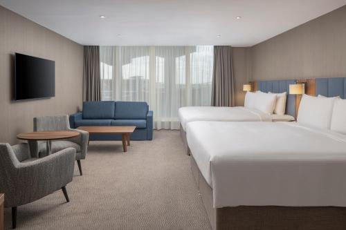 Habitación Familiar con 2 camas extragrandes del hotel Hilton Garden Inn London Heathrow Terminal 2 and 3. Foto 7