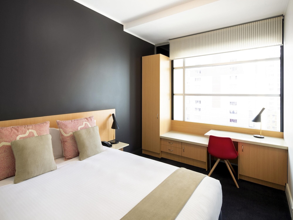 Habitación superior, 1 cama de matrimonio grande del hotel Ibis Sydney World Square. Foto 1