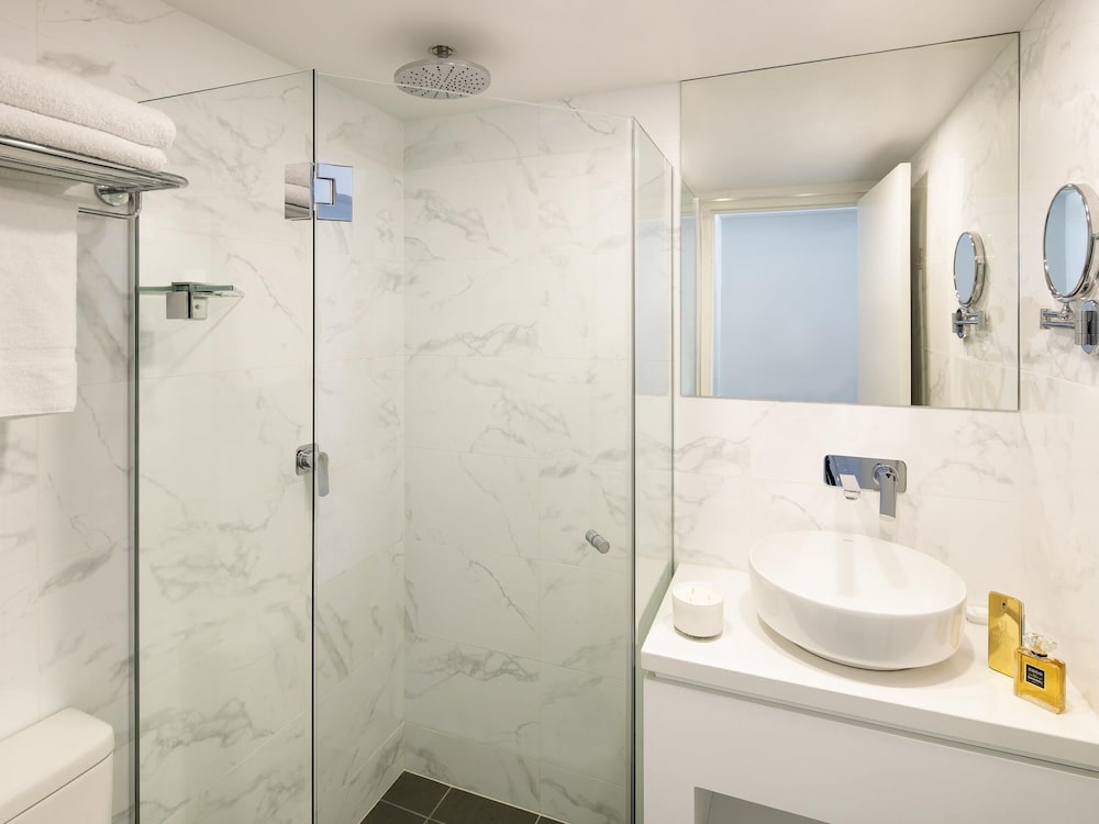Habitación estándar, 1 cama de matrimonio del hotel Ibis Sydney World Square. Foto 5