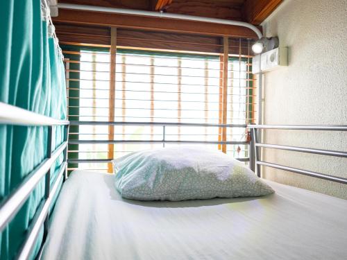 Litera en habitación compartida mixta del hotel Arena Nest. Foto 2