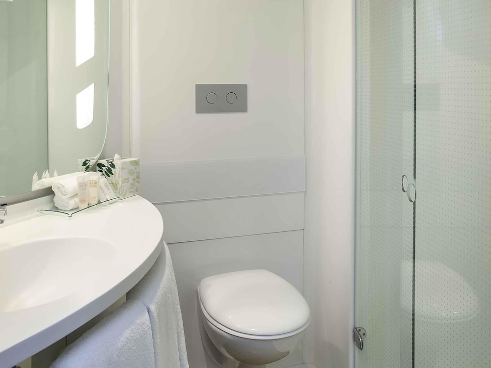 Habitación estándar doble, varias camas del hotel Ibis Sydney Airport. Foto 7