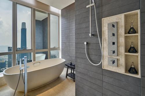 Retiro Banyan de diseño con cama extragrande del hotel Banyan Tree Kuala Lumpur. Foto 3