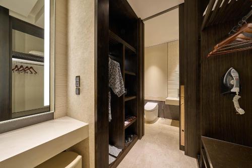 Retiro Banyan de diseño con 2 camas individuales del hotel Banyan Tree Kuala Lumpur. Foto 2