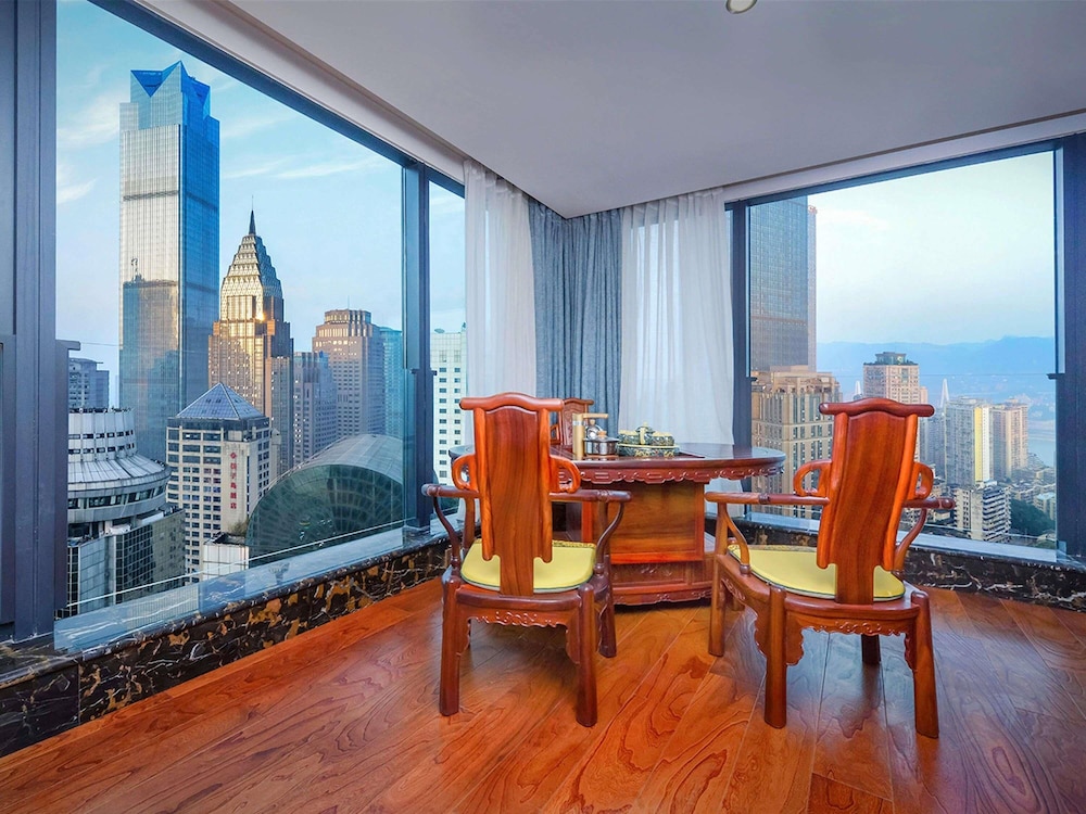 Suite Deluxe, 1 cama de matrimonio grande, vistas a la ciudad del hotel Mercure Chongqing Downtown. Foto 5