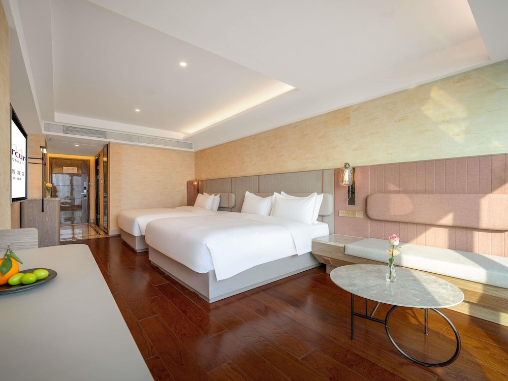 Habitación de lujo, varias camas, vistas a la ciudad del hotel Mercure Chongqing Downtown. Foto 4