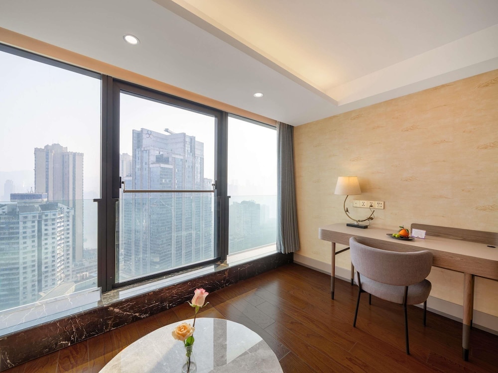 Habitación de lujo, varias camas, vistas a la ciudad del hotel Mercure Chongqing Downtown. Foto 5